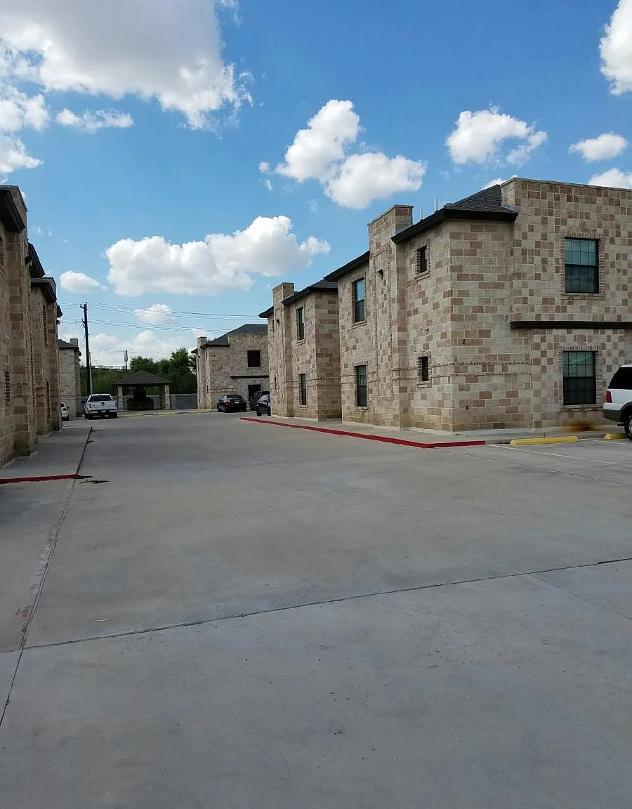 2 bed, 1000 sqft, $1,275 — Photo 1
