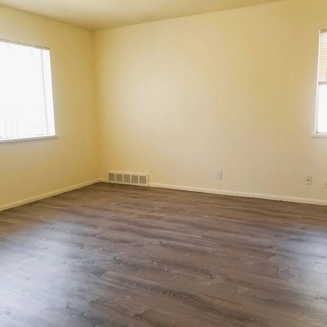 (575) 2144 Yale Ave — Photo 2