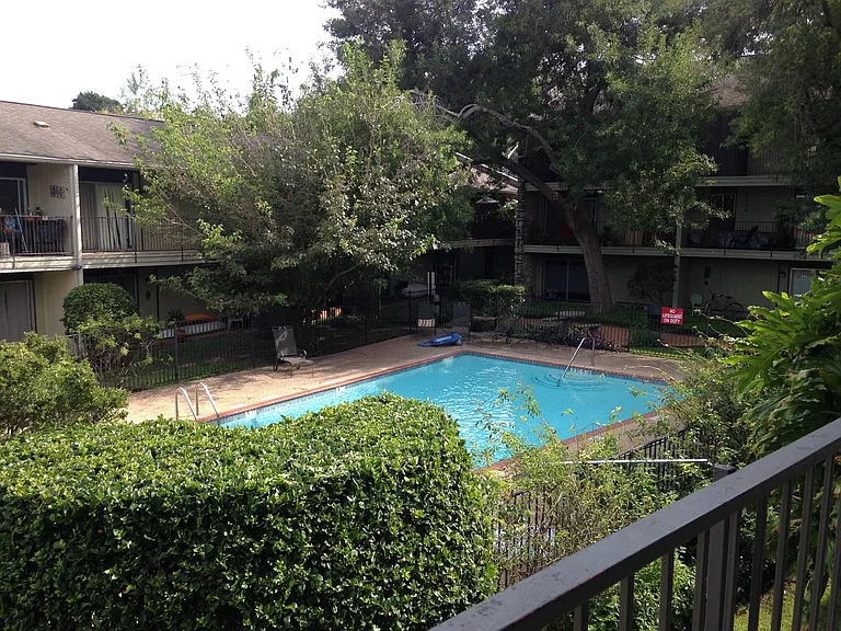 500 E Riverside Dr #211 — Photo 21