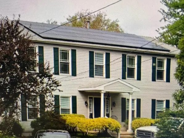 2 Lake Dr, Linwood, NJ 08221