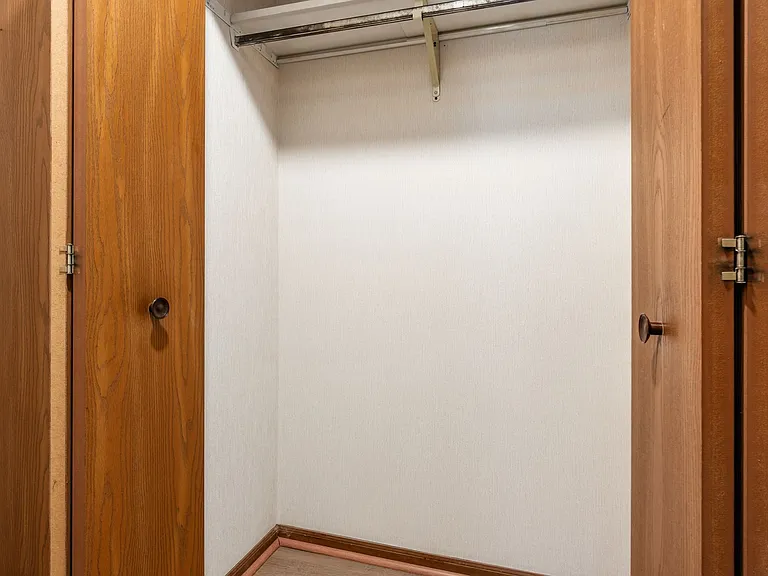Southampton Apartments — Photo 13