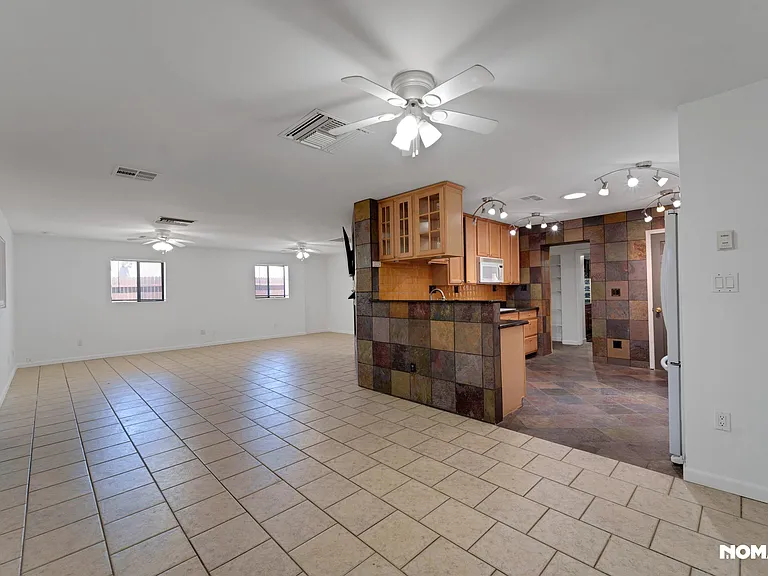 2837 E Campo Bello Dr — Photo 2