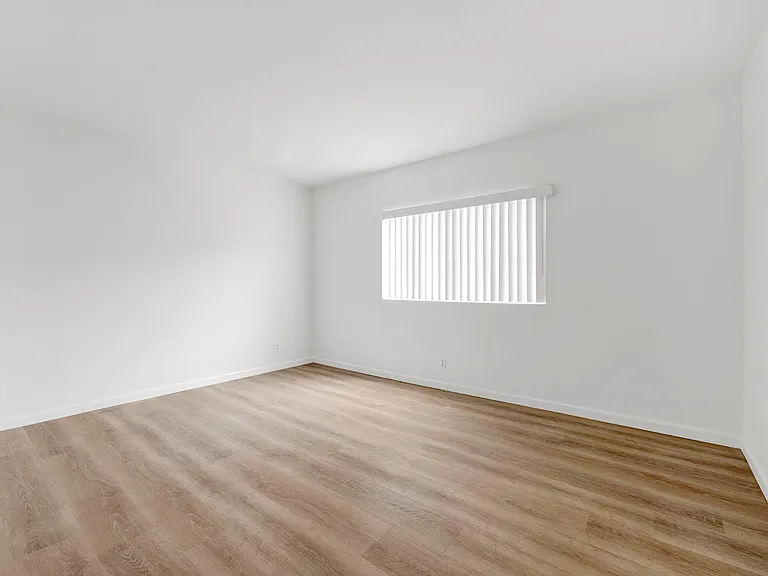 1561 W Jefferson Blvd — Photo 20