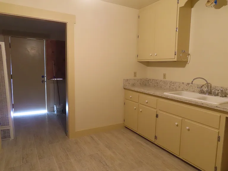 405 W C St — Photo 2