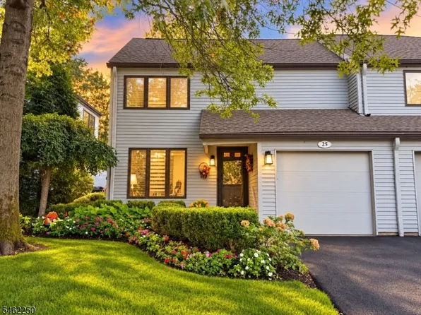 25 Stonegate Dr, Roseland Boro, NJ 07068