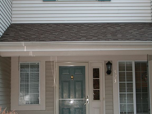 Private entrance w/ porch