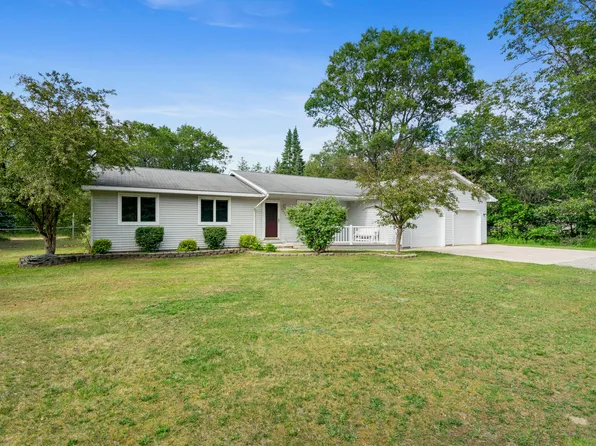 6896 Oak Hill St, Indian River, MI 49749
