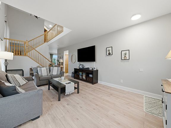 5th image of 388 Richmond Dr
