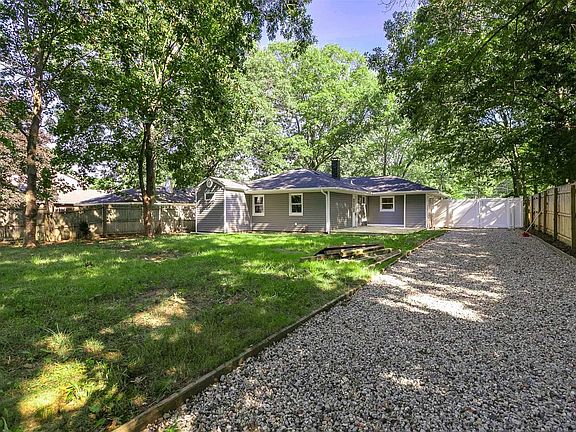 5th image of 281 Carlton Dr E