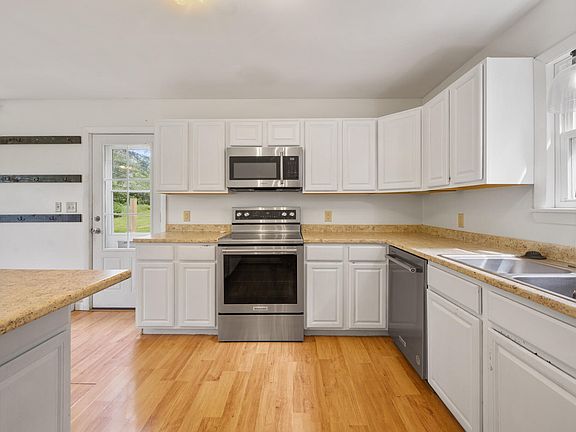 5th image of 1392 Carmel Road N