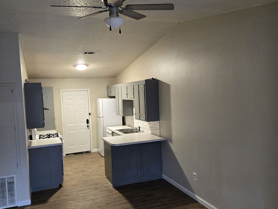 2nd image of 1212-1212 Texas St