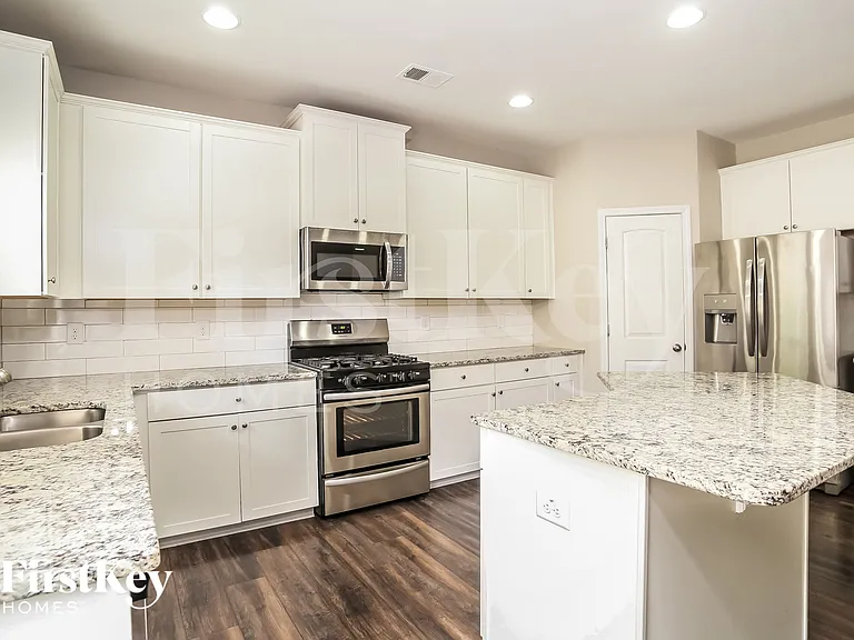 240 Jefferson Ave — Photo 7