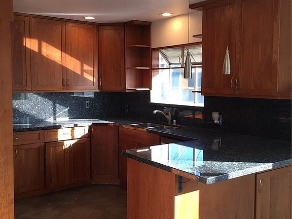4th image of 2564 Lake View Ave