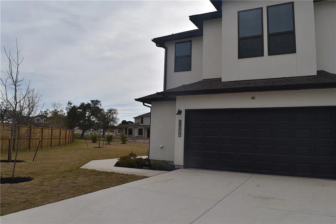 4 bed, 2.5 bath, 1975 sqft, $2,395 — Photo 2