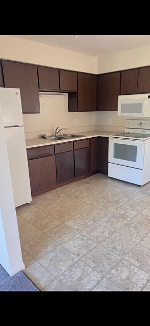 Ranch Style 2 Bedroom Duplex For Lease — Photo 2