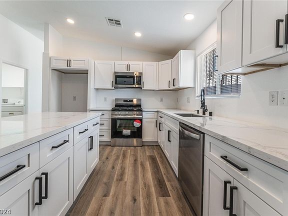 3rd image of 4095 Vicenta Ct