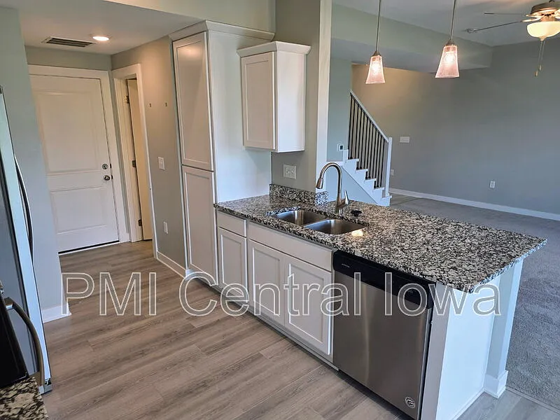 3 bed, 2.5 bath, 1496 sqft, $2,095 — Photo 4