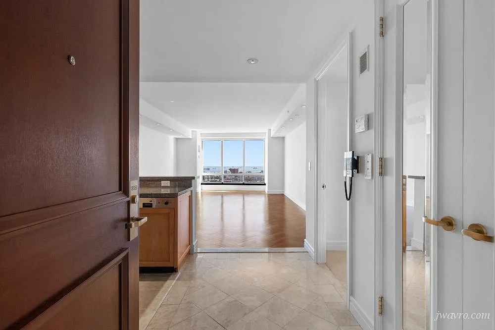 Four Seasons - 2 bed 2.5 bath Condo - Financial District — Photo 2