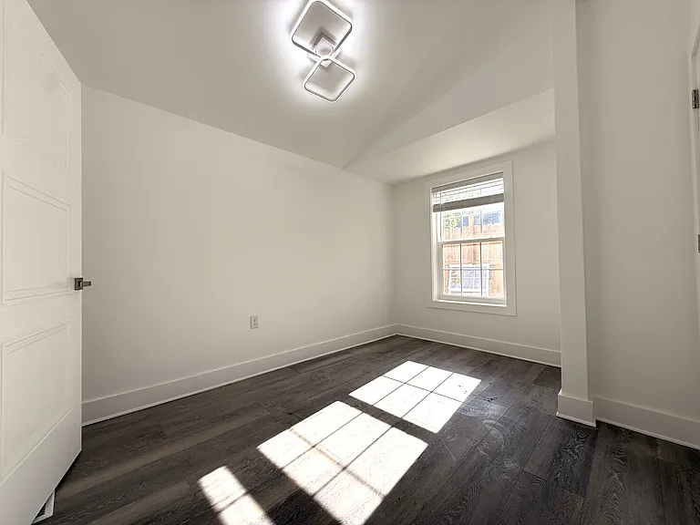 409 Pleasant St — Photo 21