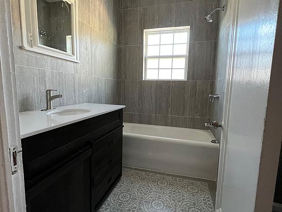 2nd image of 1601 W Woodlawn Ave #3