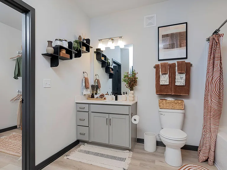 1BR, 1BA - 741SF - Bathroom