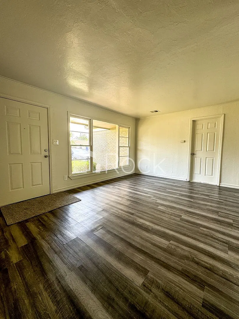3 Bedroom Home in Del City with fresh paint & new carpet! — Photo 2