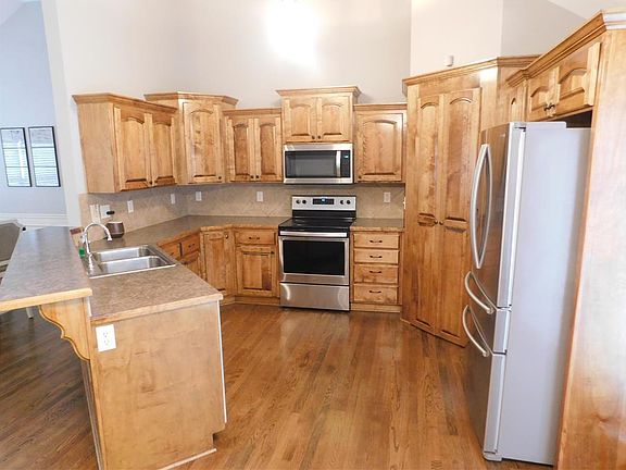 4th image of 812 NW Mulberry Ct