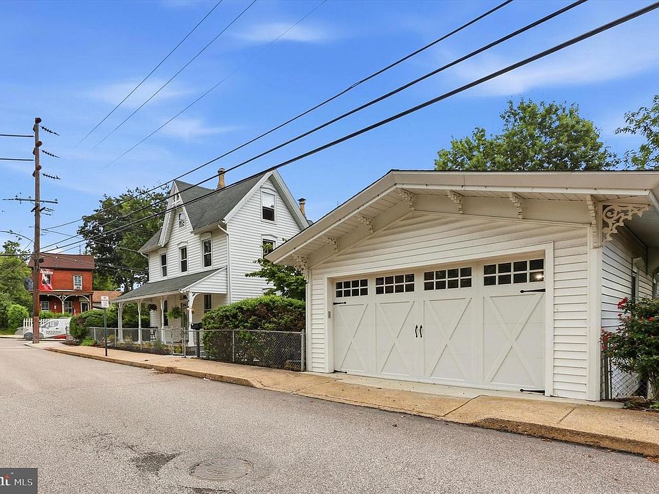 1st image of 733 Main St