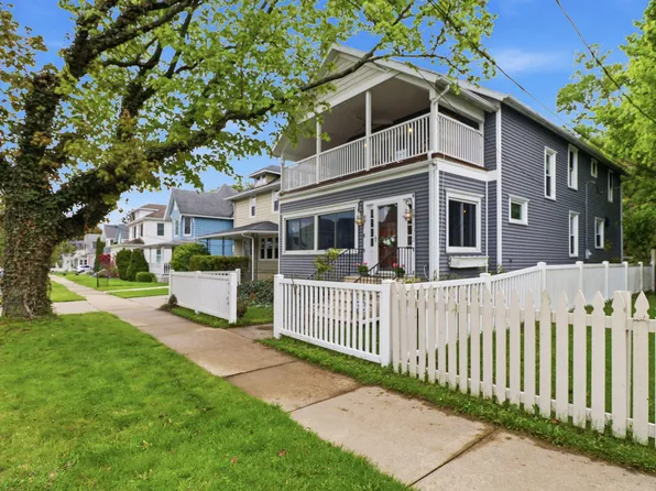 1012 Pearl St, Saint Joseph, MI 49085