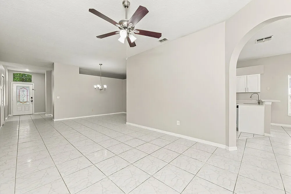 3 bed, 2.0 bath, 2065 sqft, $2,420 — Photo 4