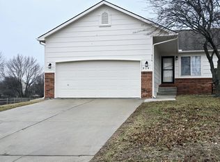 914 Cedar Point Cir, Rose Hill, KS 67133