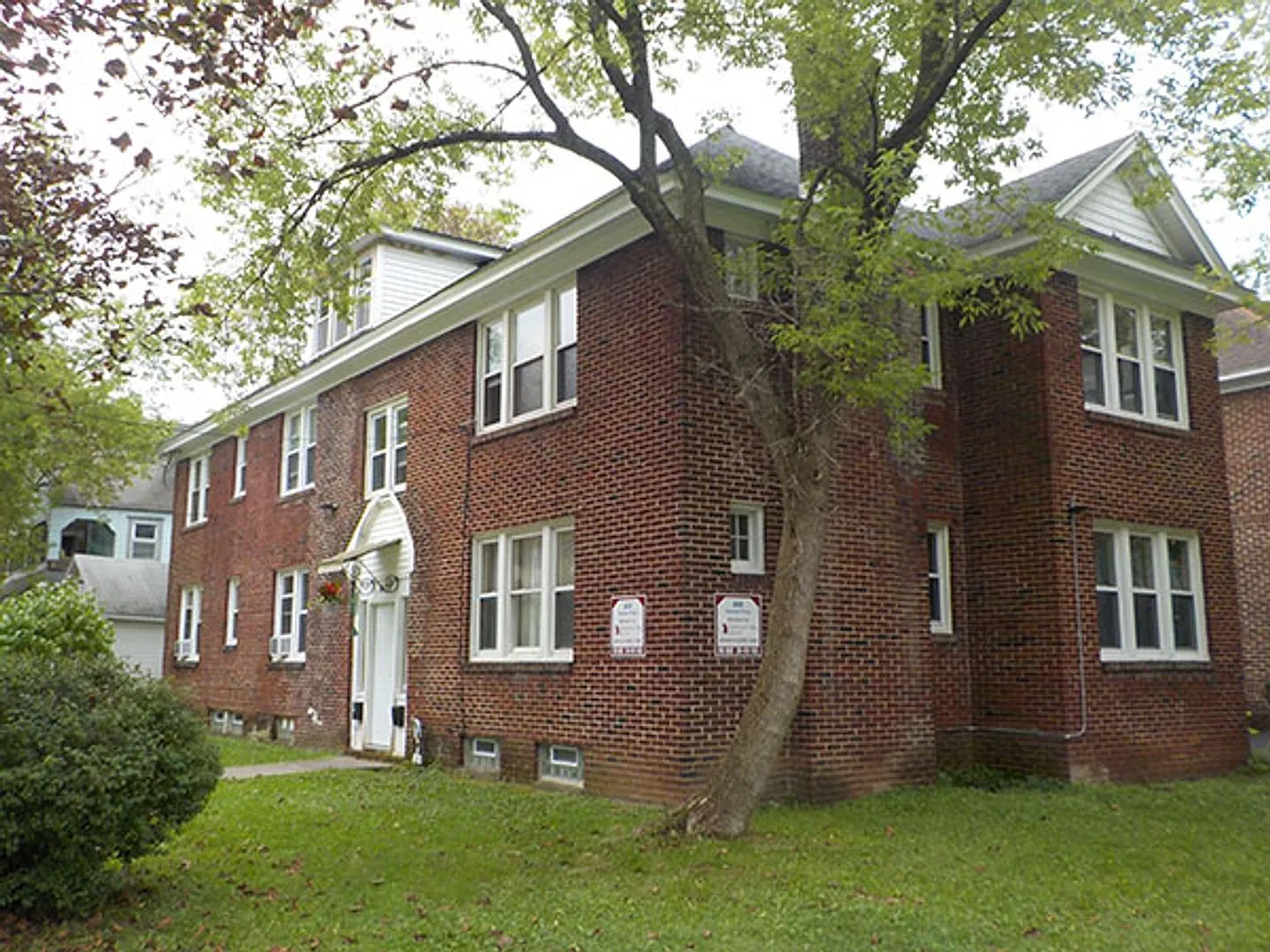 400 Harvard Pl Apt 2 - Available 6/1/27 - Newly Renovated Spacious 2nd Floor Flat — Photo 4