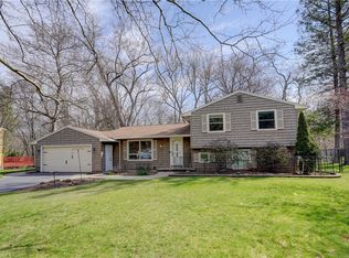 40 Smallwood Dr, Pittsford, NY
