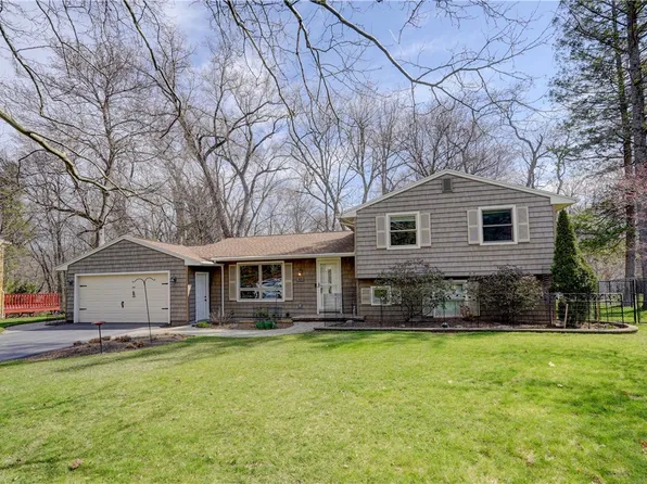 40 Smallwood Dr, Pittsford, NY 14534