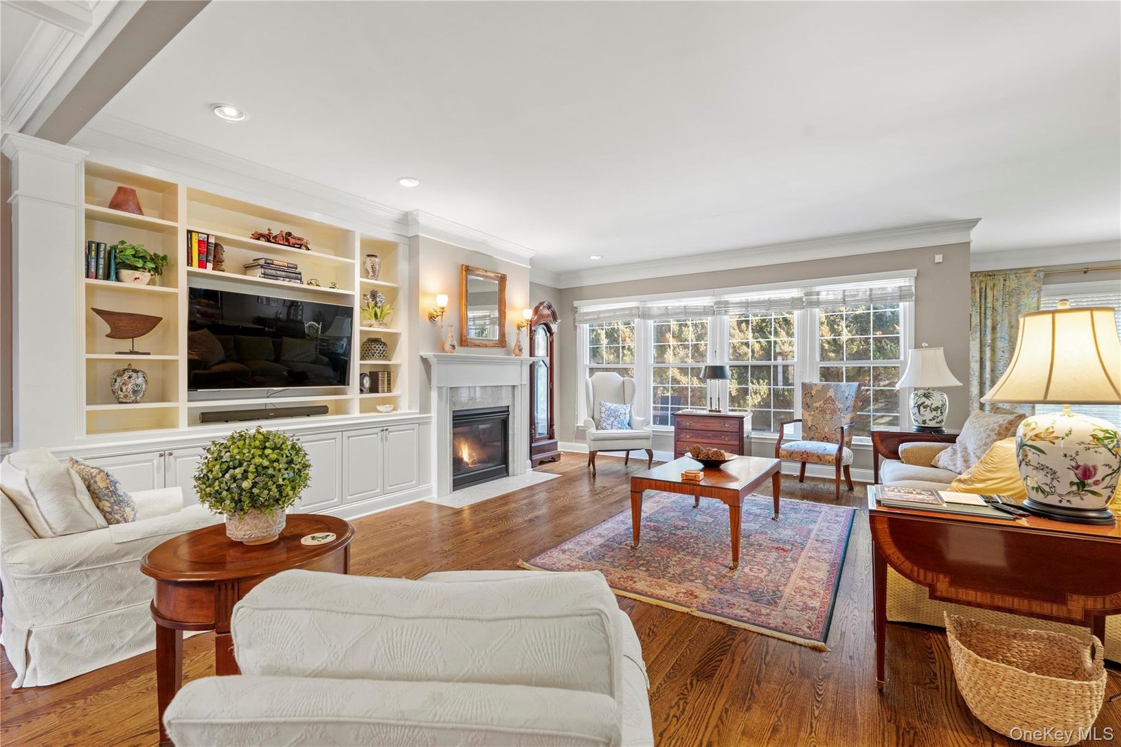  Fabulous Open layout with hardwood floor