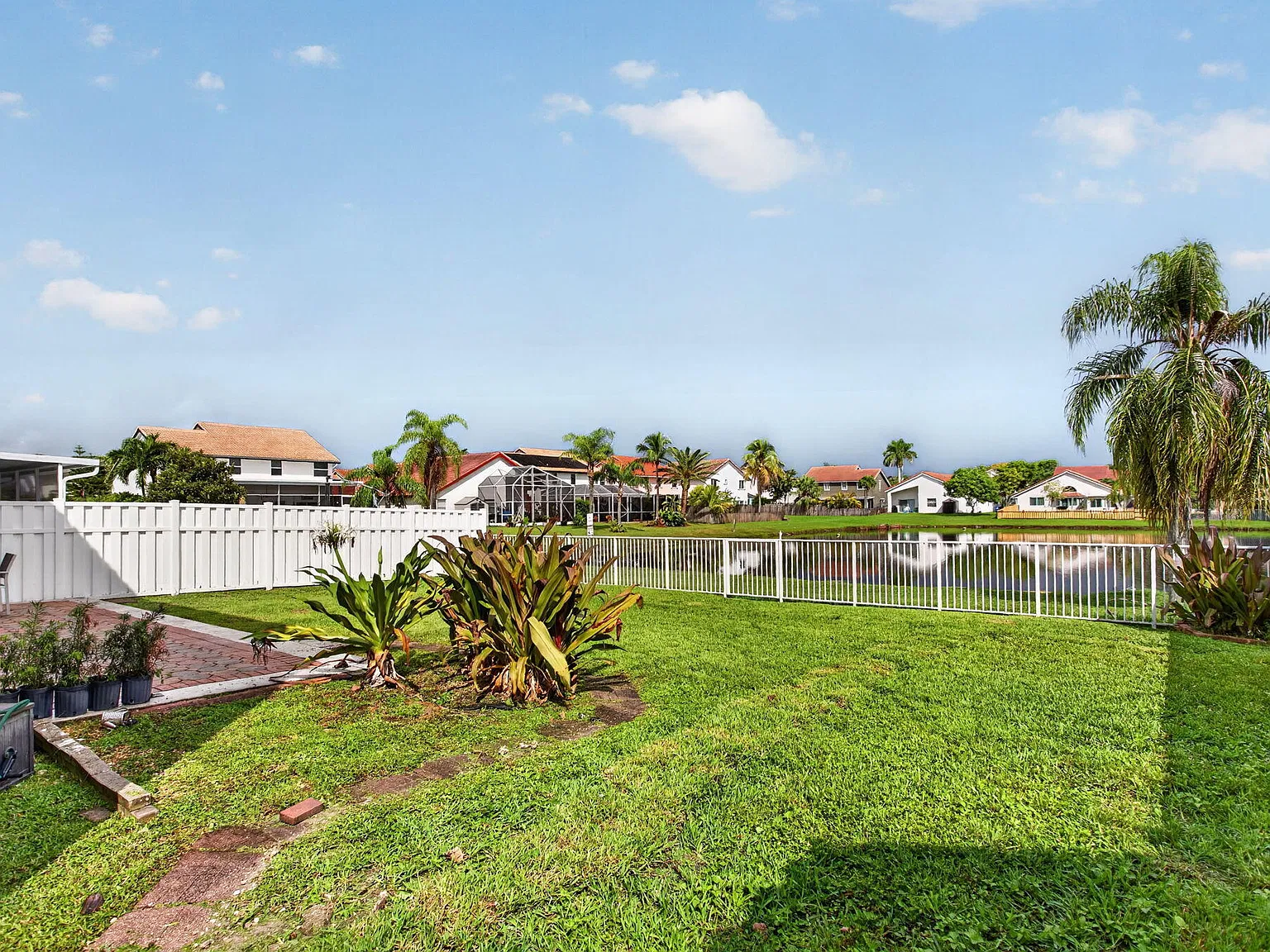 4 bed, 2.5 bath, 2820 sqft, $4,600 — Photo 4
