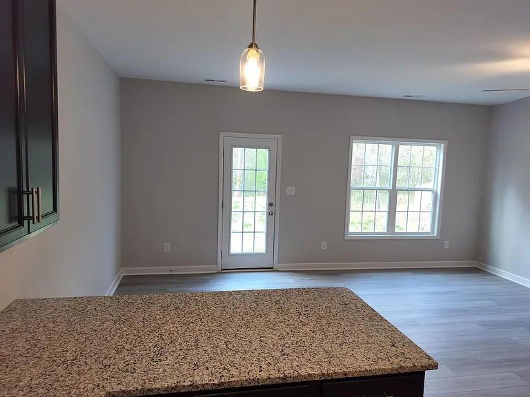 1051 McKay Dr — Photo 7