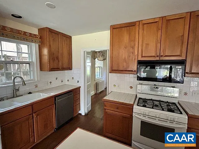 1618 Oxford Rd — Photo 13