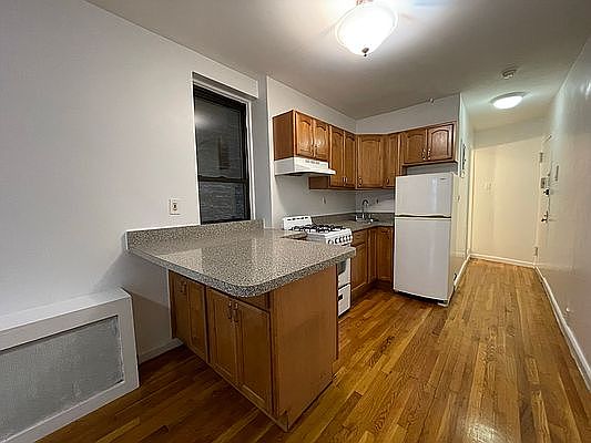 4th image of 341 E 65th St #3FW