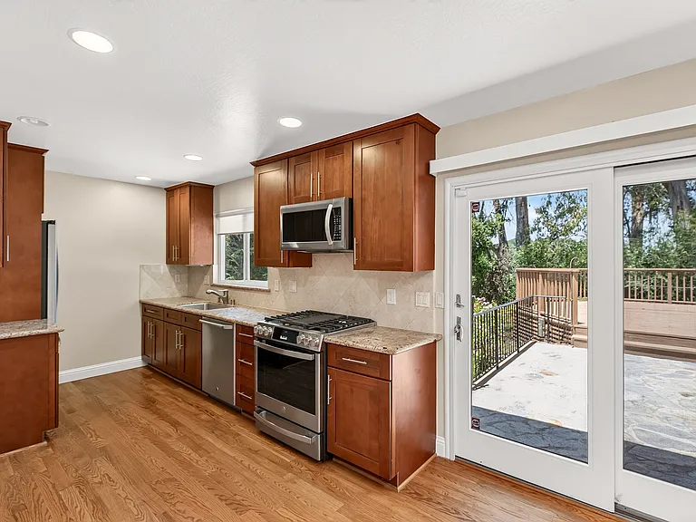 25 Bates Blvd — Photo 9