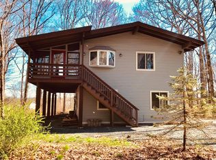 815 Paddock Ct, Hawley, PA 18428