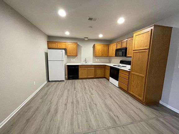 4th image of 504 NW Woodbury Dr