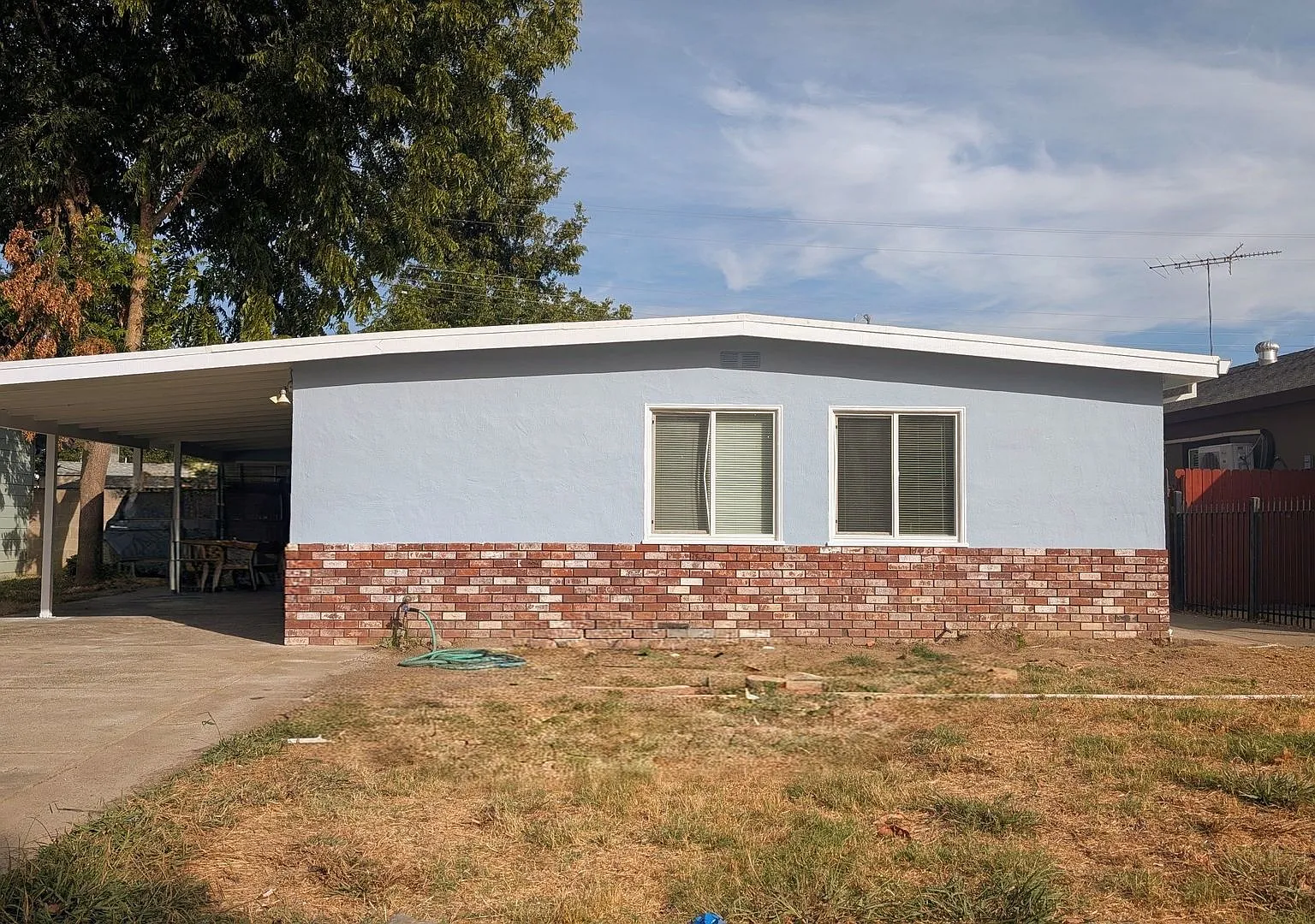 Great Looking 3bd / 1bth Single Family w/ huge yard! — Photo 1