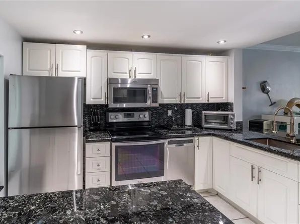 470 Paradise Isle Blvd, Hallandale, FL