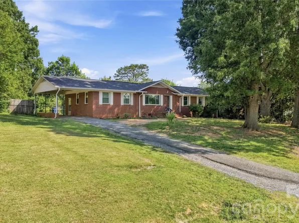 323 Meadowbrook Dr, Matthews, NC 28104