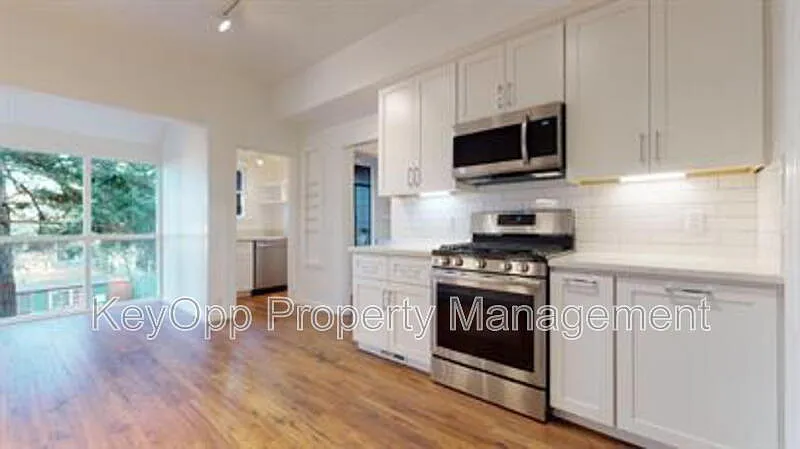 3 bed, 3.0 bath, 2000 sqft, $7,995 — Photo 1