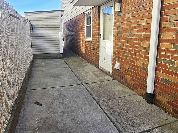 3rd image of 15512 Locke Ave #1A