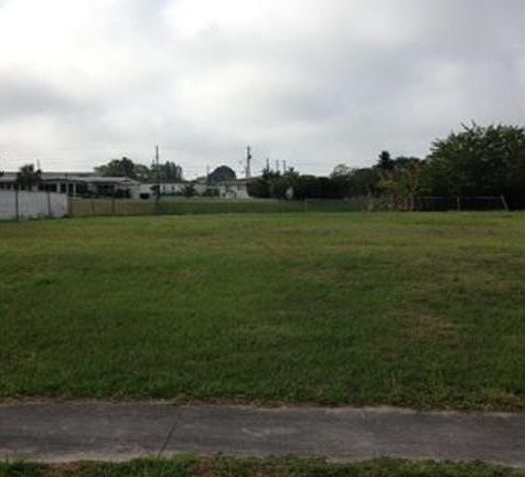 4th image of 21427 Gladis Ave