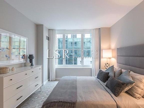 2nd image of 330 W 38th St Rm 710