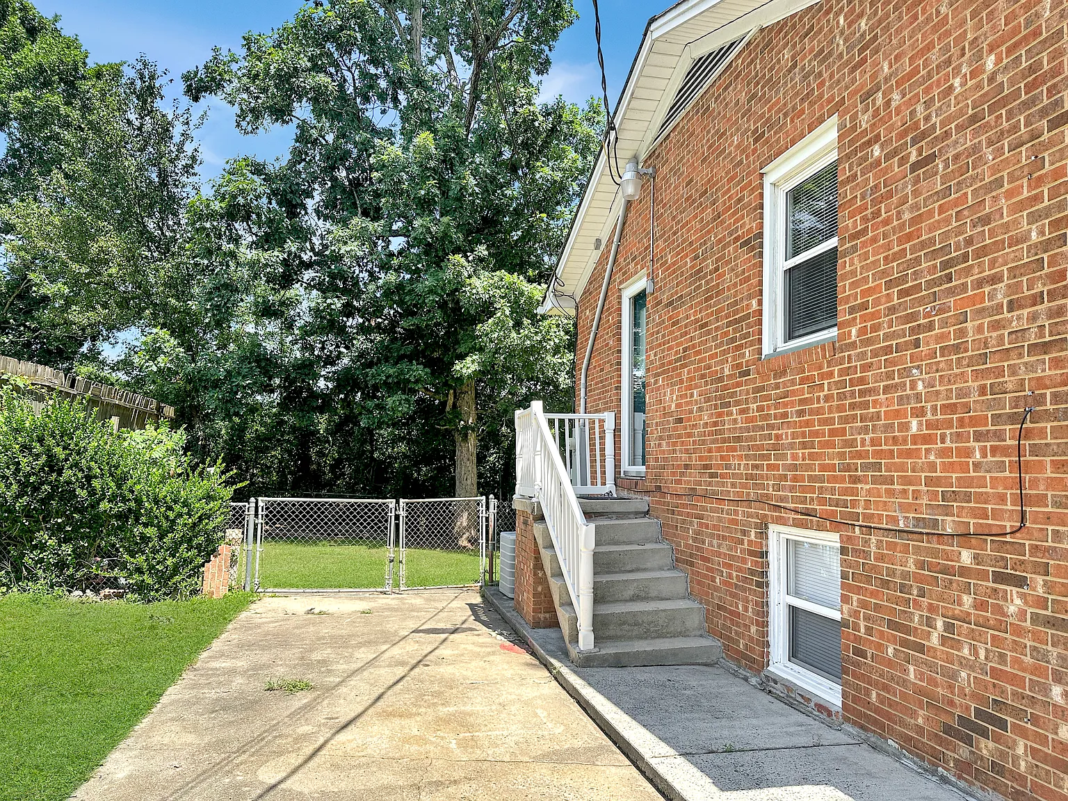 4 bed, 2100 sqft, $2,100 — Photo 2